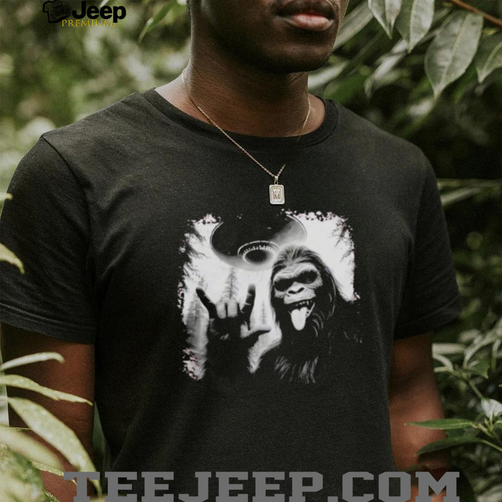 Bigfoot Sasquatch UFO rock on hand Funny shirt