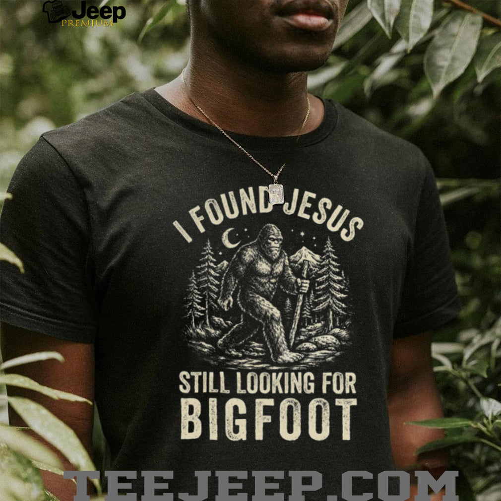 Funny Bigfoot Finding Jesus Sasquatch Cryptid Graphic T Shirt