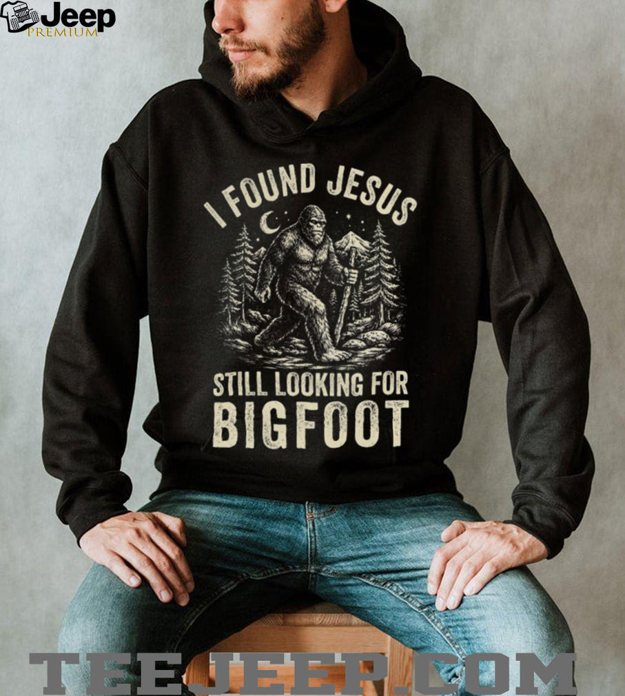 Funny Bigfoot Finding Jesus Sasquatch Cryptid Graphic T Shirt