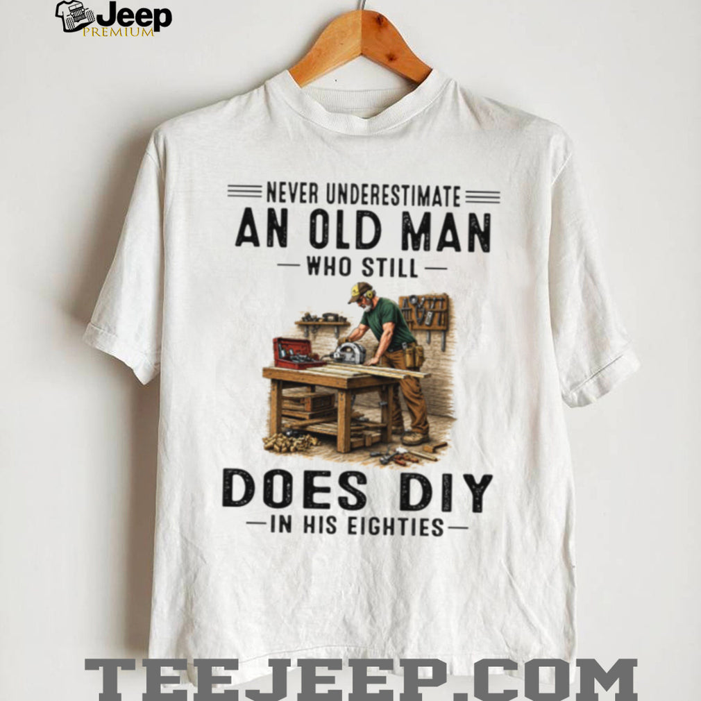 Never Underestimate An Old Man Does DIY Retro Eighties Woodworking Carpenter Shirt