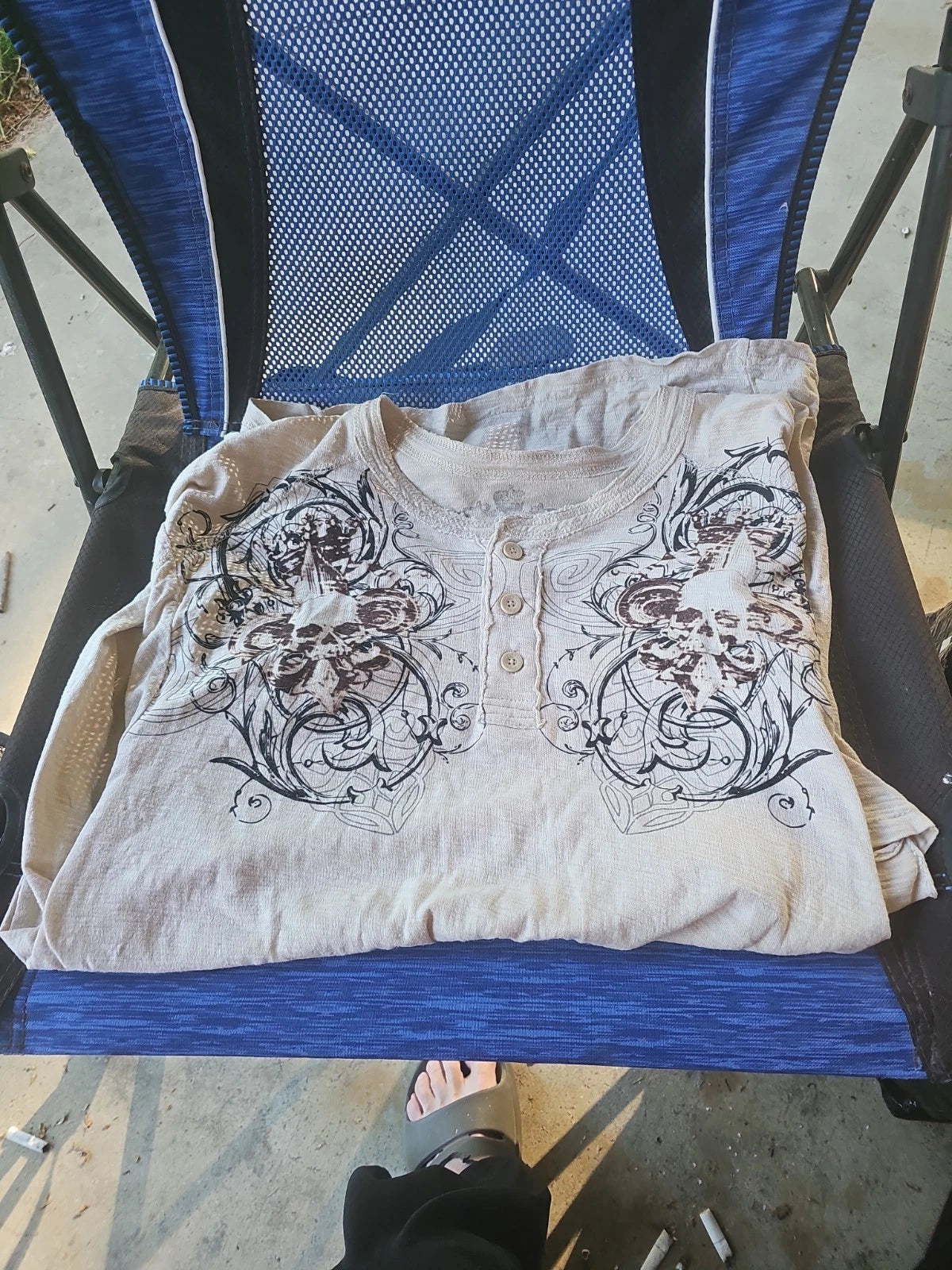 Y2K Men's Beige Helix Graphic T-Shirt Size 2XL 3 Buttons And Skulls
